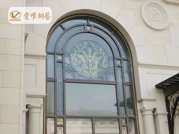 銅門給人一種藝術氣息